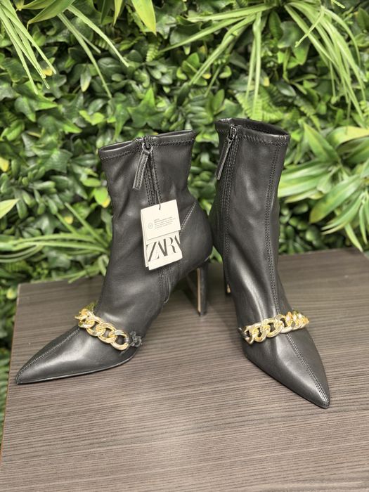 Нови дамски боти ZARA на висок ток със златиста верига, номер 40