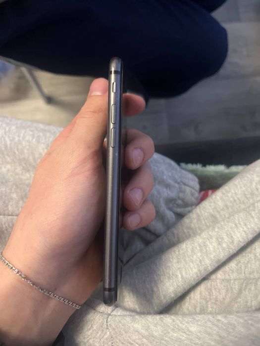 Продам Айфон 8.