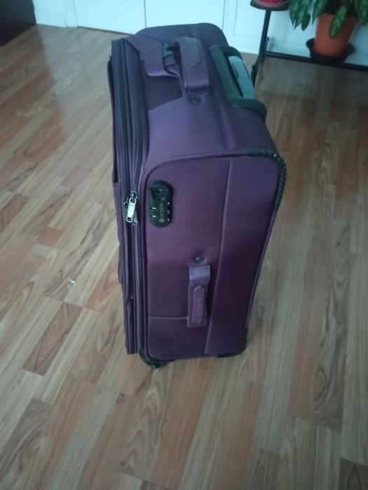 Чемодан фиолетового цвета