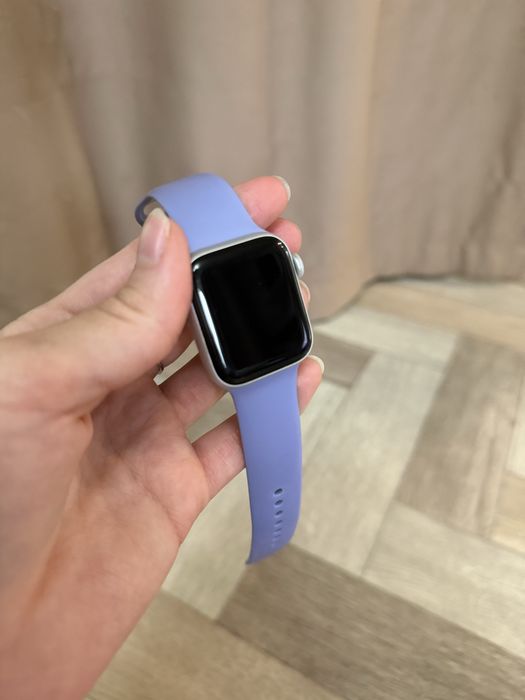 Продам Apple Watch SE