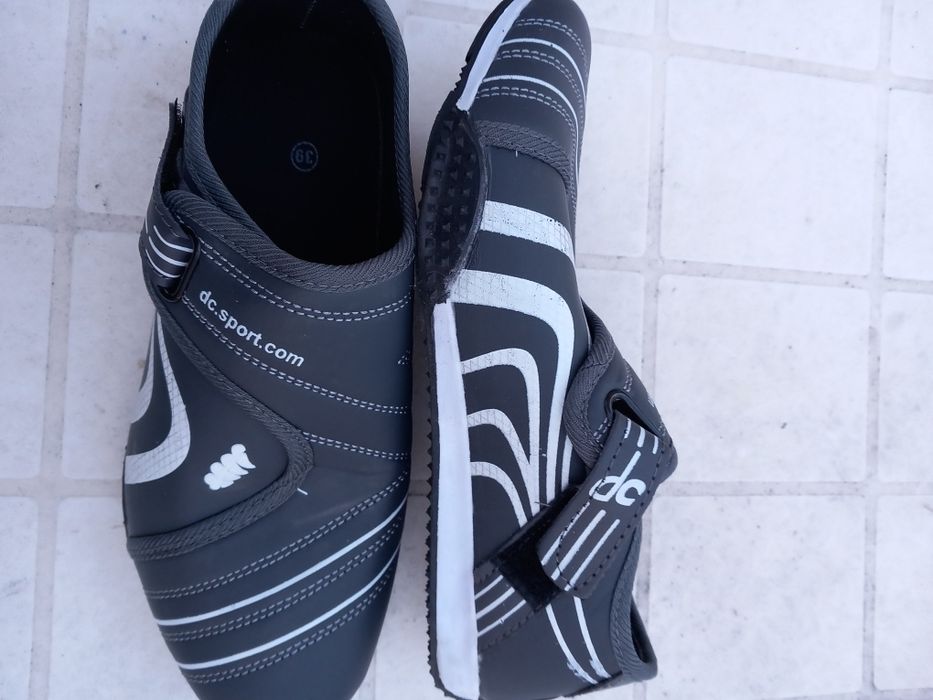 Продавам нови спортни обувки 39 номер