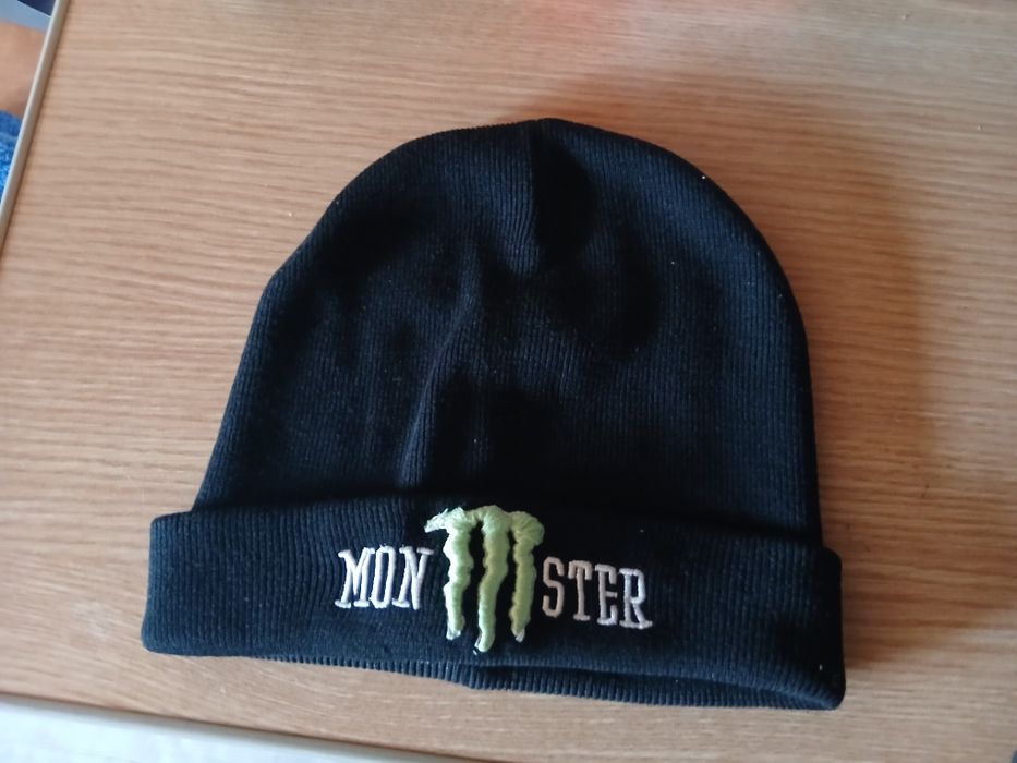 Шапка MONSTER с симоволом