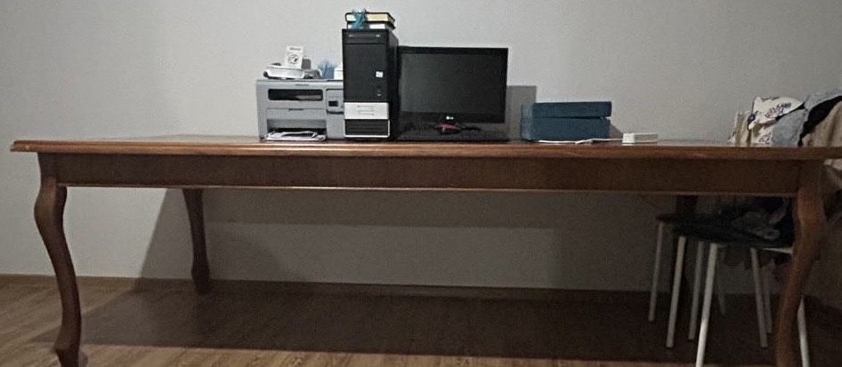 Стол ағаштан жасалған