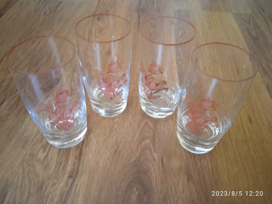 Различни водни чаши