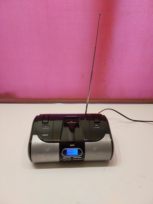 Radio AEG player stereo Cd/MP3/USB/AUX /charger. Stare foarte bună.