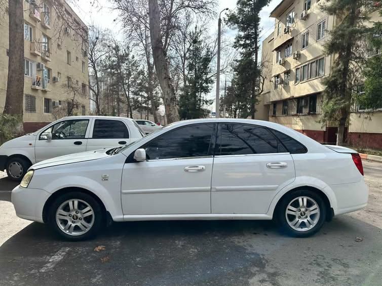 Checrolet Lacetti 2-poz 
2009 yil 580 000 km 
Metan 100tali balon 
4ta