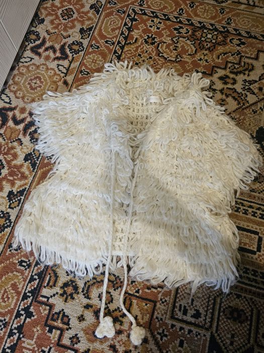 Vesta croșetat a alba