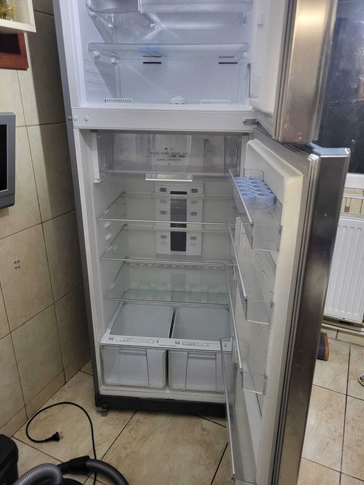 Vand frigider HOTPOINT capacitate 456l -1500lei negociabil