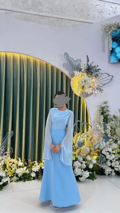 Вечернее платье голубой сатылады.