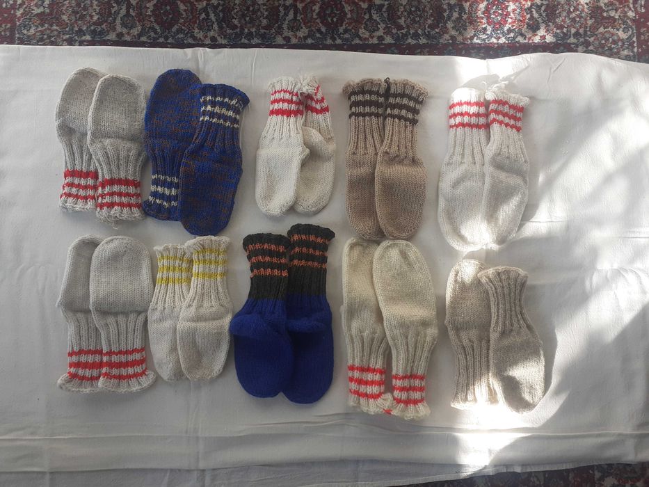 Продавам ръчно изплетени вълнени чорапи и терлици-дамски и детски