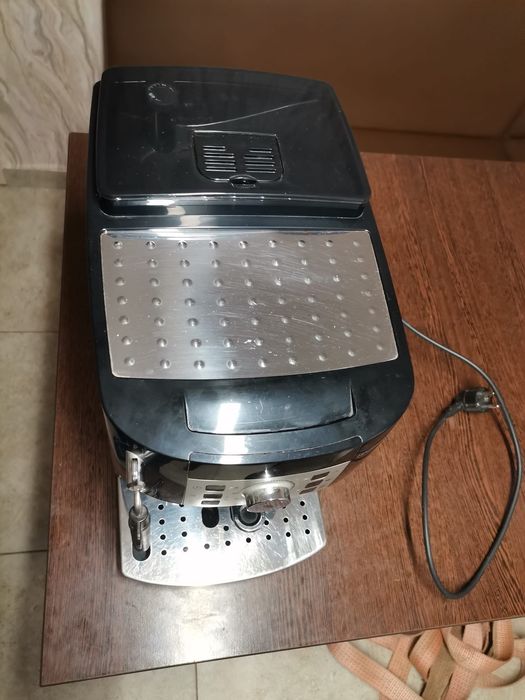 Vând expresor de cafea DeLonghi magnifica S