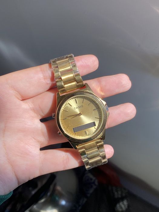 Продаю стильные часы CASIO в золотом цвете.