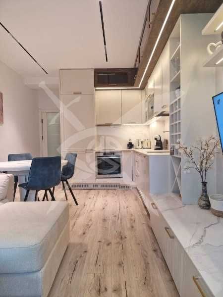 Продава се Тристаен апартамент в Бургас, Център - 106 кв.м за 5189 €/кв.м - Снимка #1