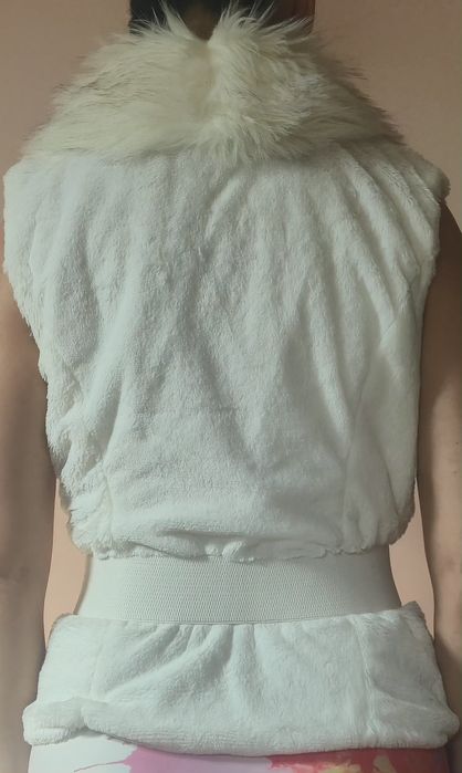 Бял пухен елек с колан