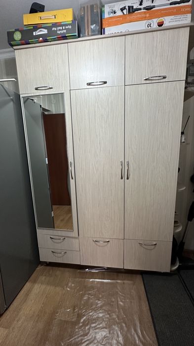 Продам прихожую с зеркалом