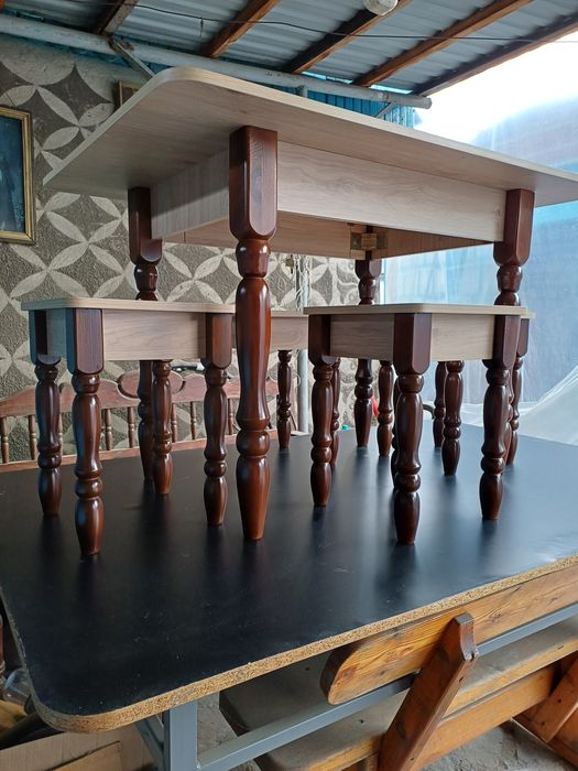 Продам стол кухонный с табуретками.