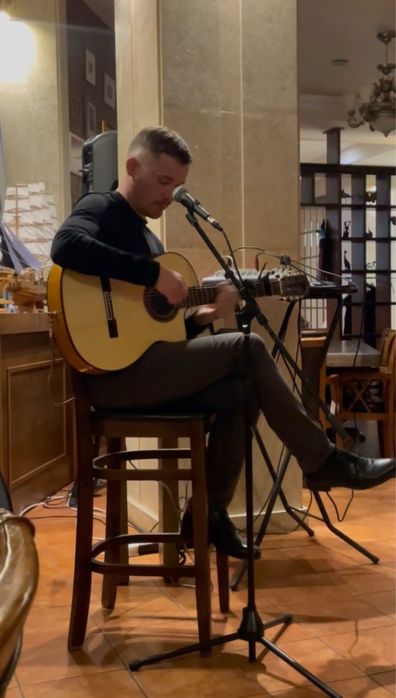 Гитарист, певец на праздник