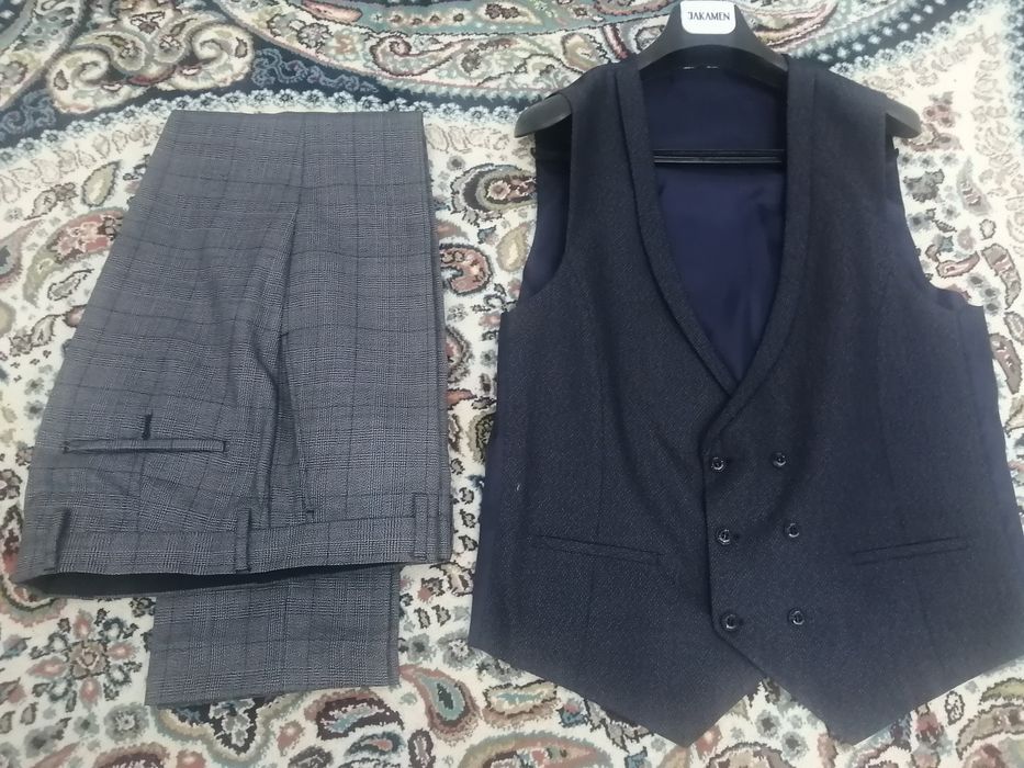 Продаю турецкий костюм тройка  новый