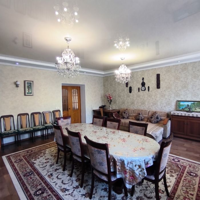 Продам 2х эт дом в центре