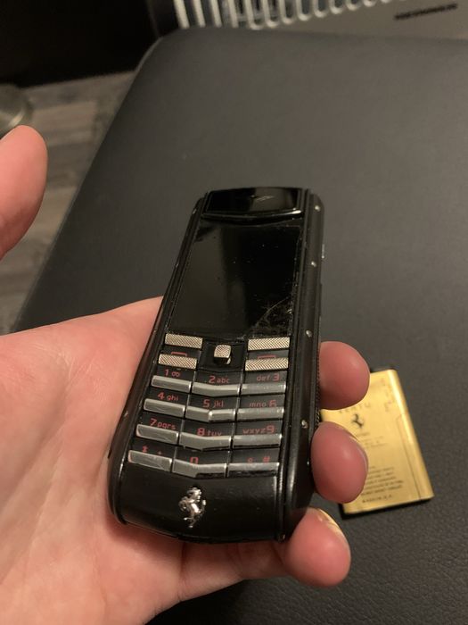 Vertu ferrari лимитиран телефон