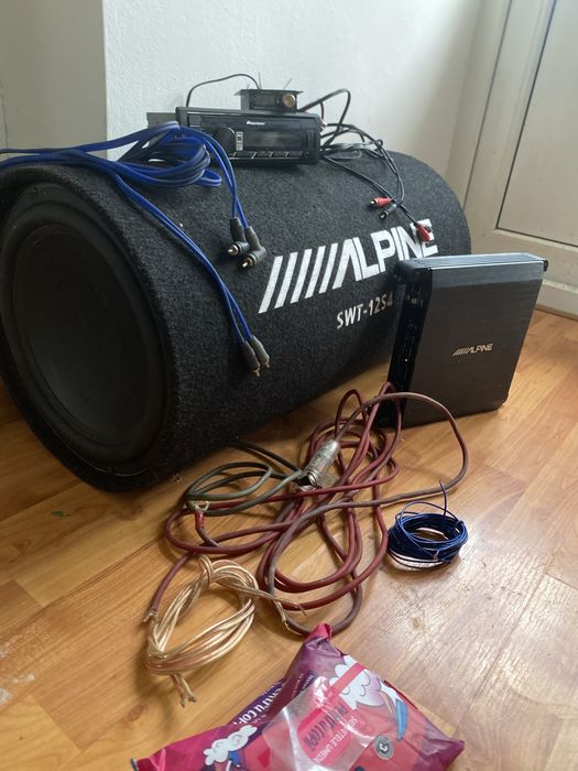 Vand subwoofer alpine 1000Watt/casetofon pionieer/amplificator alpine 200Watt/Remote volmetru/cabluri