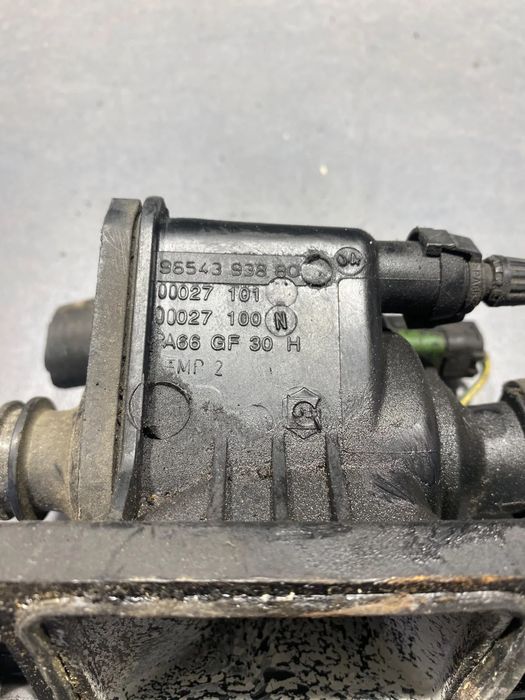 Carcasa termostat 96543 938 80 Citroen C3 2002 1.4 HDi MT (70 hp)