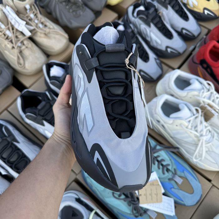 Pantofi Sport Yeezy Boost 700 MNVN Metallic- 100% originali