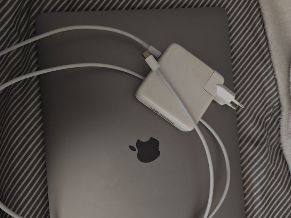 MacBook Pro 16” 2019 i7 / 16GB / 512GB / Radeon / Impecabil