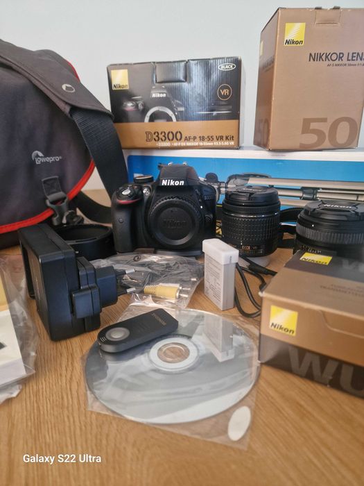 Като нов! Комплект Nikon D3300 на само 1821 кадъра + 2 обектива, статив, чанта и аксесоари.