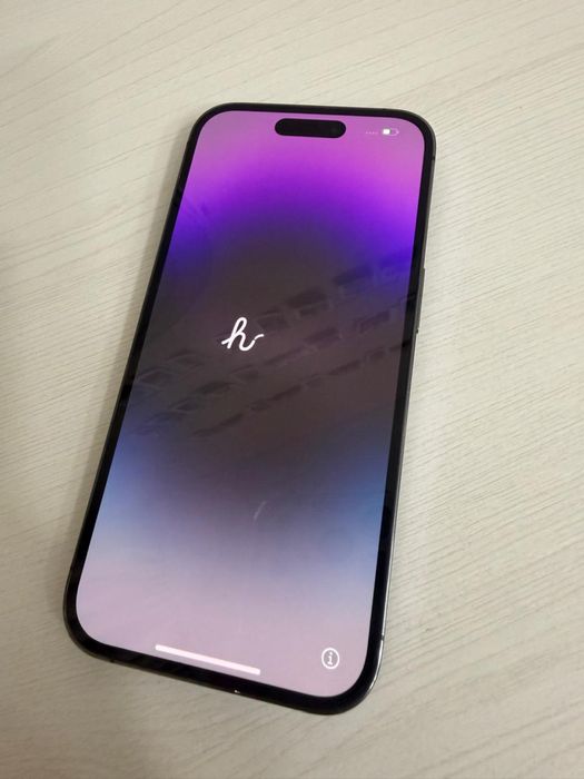 Продается Apple iPhone 14 Pro в стильном фиолетовом цвете.