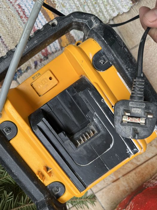 Radio dewalt sunet defect