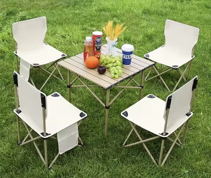 Качествена сгъваема маса в ново състояние