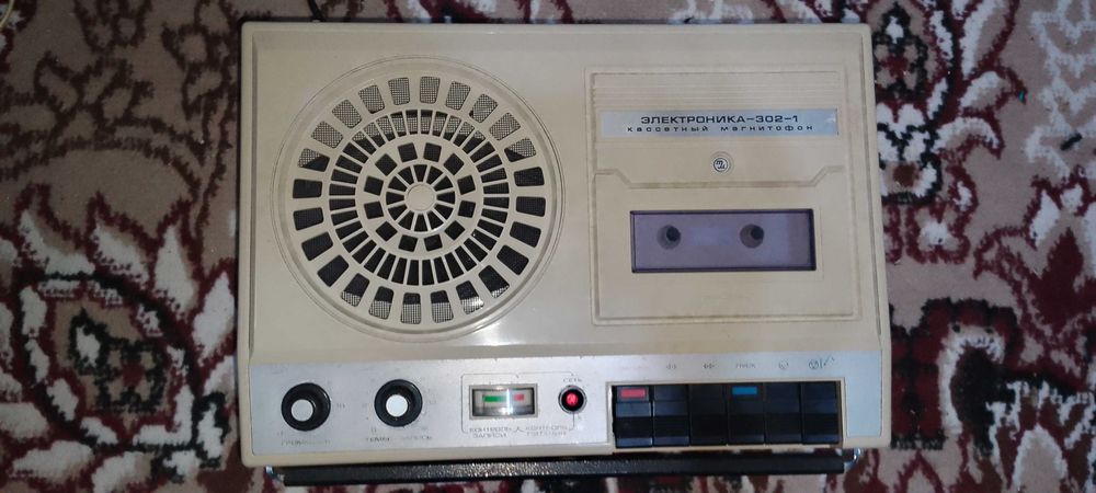 Продам магнитофон кассетный ,,Электроника,,  разние