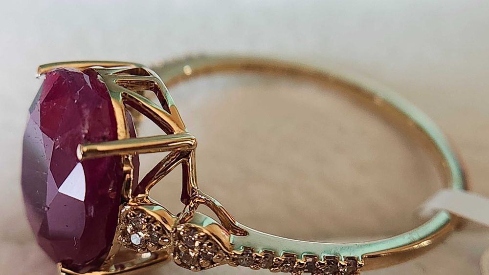 Inel cu rubin natural 5.89ct și diamante–Aur galben 14K–Certificat IGI