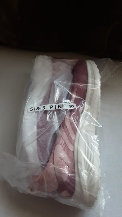 Adidași roz noi cu eticheta mărimea 39