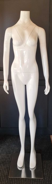 Женски невидим манекен за снимки