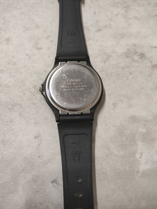 Часы наручные кварцевые