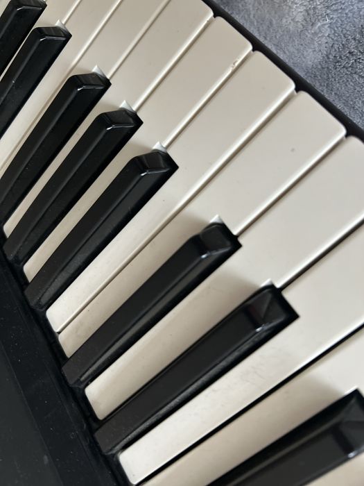 Продам синтезатор yamaha psr e203