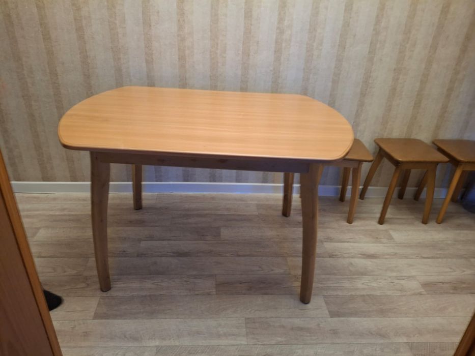 Кухонный стол со стульями