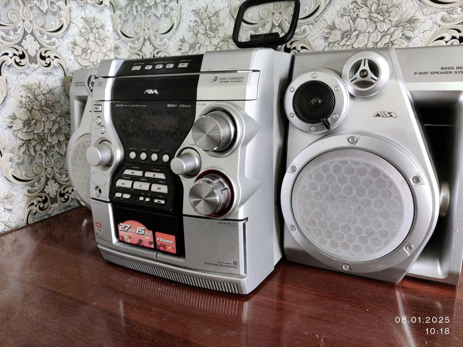 Musiqa markazi: disk, kaseta, radio, aux va mikrafon hammasi birda