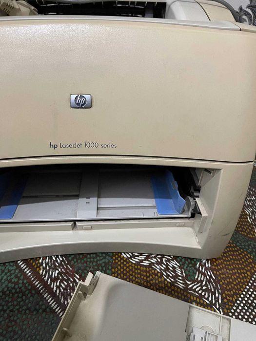Принтер "HP" LaserJet 1000 series  (рабочий, с дефектом)