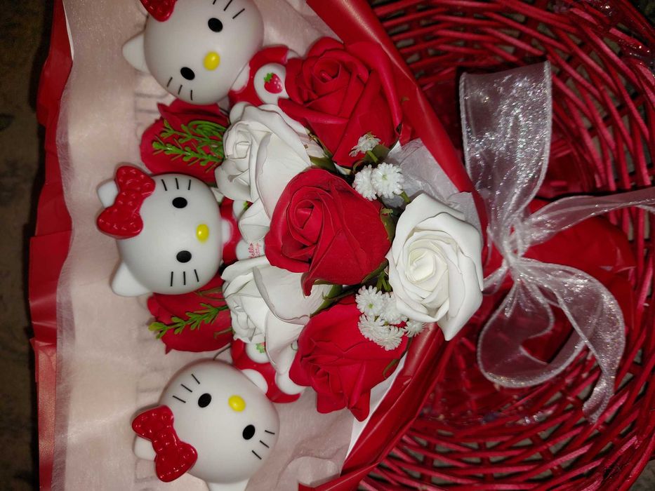 Buchet de flori Hello Kitty cu trandafiri parfumati din sapun