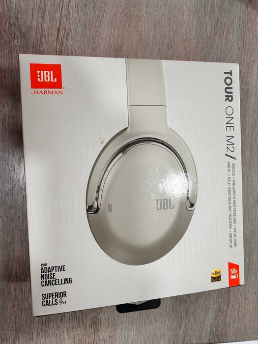Продавам JBL Tour One M2 – Висок клас безжични слушалки
