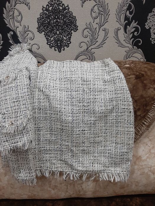 Костюм и юбка твидовый