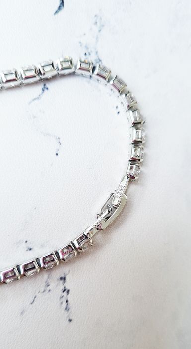 Сребърна гривна с кристали