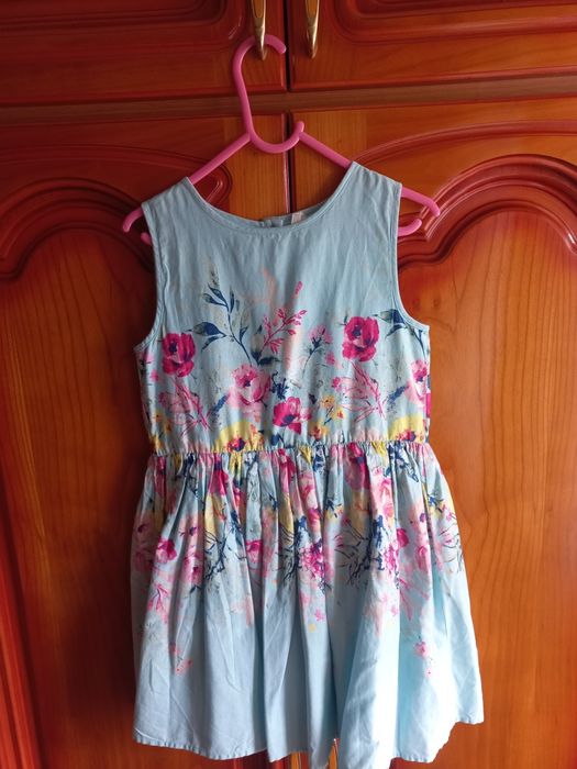 Vând 3 rochițe 7 _8 ani cu nasturi la spate