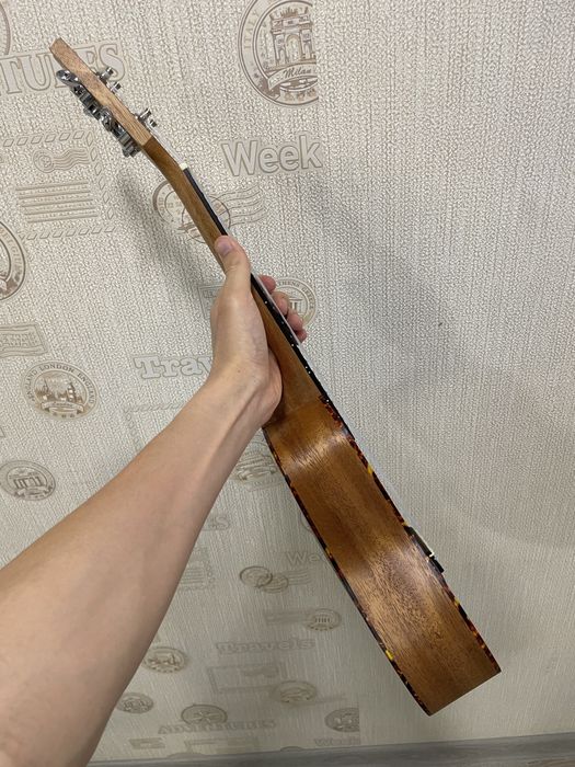 Продам маленькую гитару (укулеле)