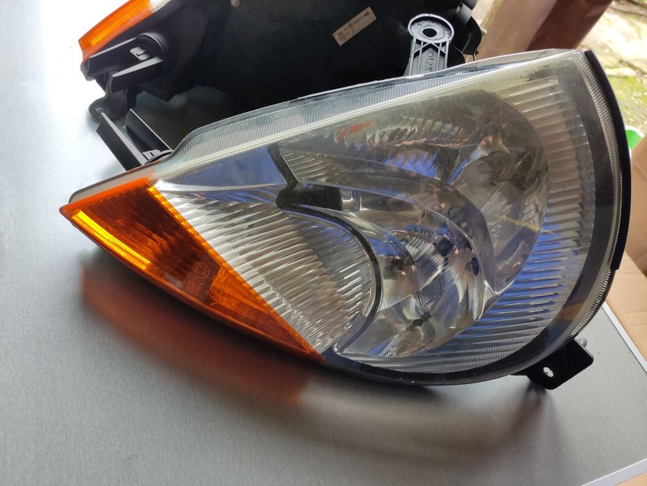 Vând faruri pentru Ford Ka model 2000