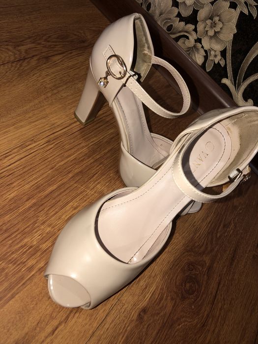 Туфли на каблуке