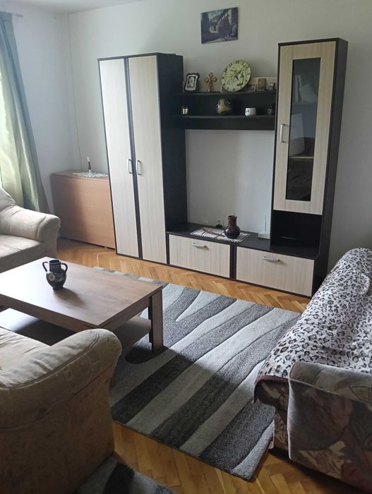 Dau în chirie apartament cu trei camere,